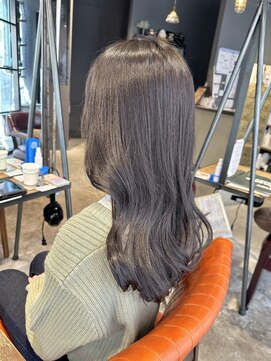 エミュー(emue) 20代30代40代ストレートミルフィーユカラーアッシュ系透明感美肌