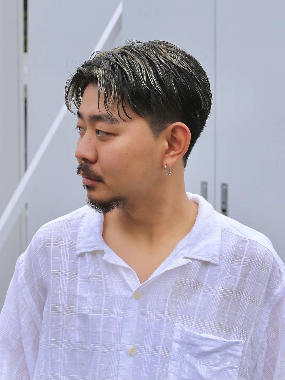 黒髪ハイライトメッシュショートセンターパートツーブロ刈り上げ