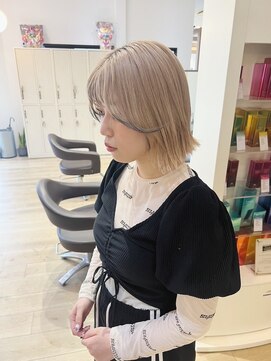 チェレ ロッソ 金剛店(Chere rosso) ショートウルフカット・エンドカラー・ミルクティーベージュ