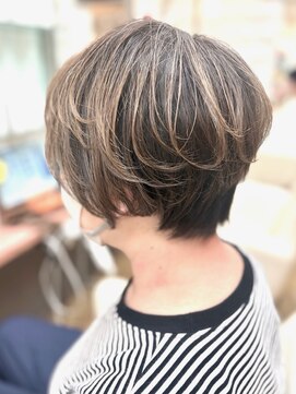 ヘアーメイク ツインズ(Hair Make TWINS) 白髪ぼかしハイライト×アッシュグレージュ×マッシュショート