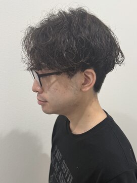 ヒュイル バイ ニアウ(Hwyl by Niau) メンズセンターパートパーマツイストスパイラルパーマ刈り上げ