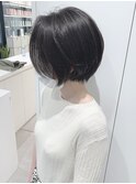 大人かわいい黒髪ハンサムショートセンターパート前髪なし
