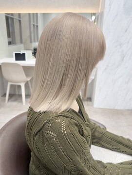 ロンド レア 天神大名店(Lond Le’a) ミディアムヘアデザインカラーホワイトブロンドカラー