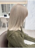 ミディアムヘアデザインカラーホワイトブロンドカラー