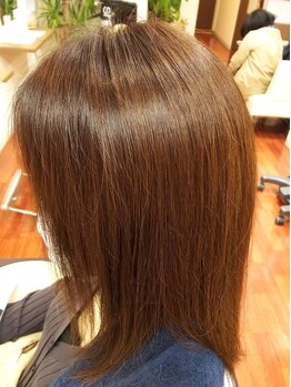 髪の内部から補修し、潤いを閉じ込める。一人ひとりの髪質に合わせたトリートメントで、理想の艶感へ◎