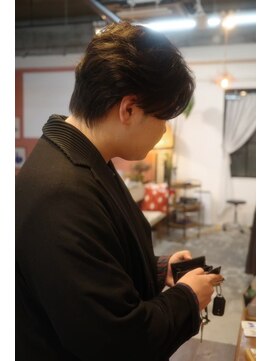 エディ(Edy) センターパートカルマヘア韓国ヘアメンズ眉毛カット外国人風岡山