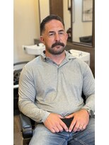 ジェイソン(JASON) 渋さと清潔を両立する、大人のフェードスタイル