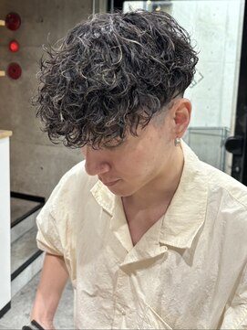 イーラ(era) スペインカールスパイラルパーマ黒髪刈り上げ眉毛