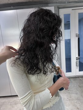 ナヌーク ダイカンヤマ(nanuk daikanyama) スパイラルパーマくるくるパーマ強めにパーマパーマスタイル