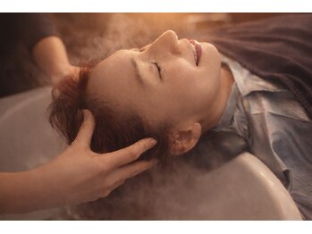 アストラール雅(astrale)の写真/極上の癒し体験◎ヘッドスパ×エイジングケアで頭皮からすっきりうるツヤ髪へ。至福のひとときをあなたに！