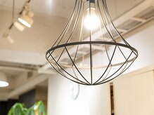 ルフュージュ(Refuge)の雰囲気（広々とした空間と、こっくりと上品なインテリアに囲まれた店内）