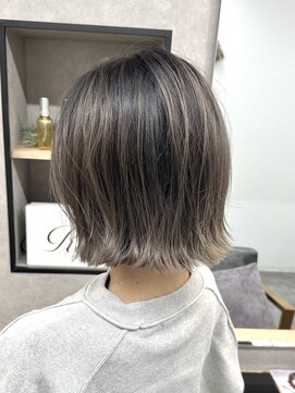 イメチェン/ホワイトブロンド/外ハネボブ/美髪/ワイドバング