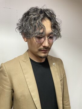 ナンバーフォーナチュラル 戸祭(NO4 natural) 88. シルバーハイライト/ゆるめパーマ/顔周り/ナチュラル
