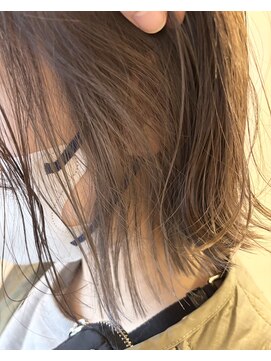 トレパルッキエーレ(tre parrucchiere) ［-tre-］インナーカラー×アッシュグレー　20代/30代/40代