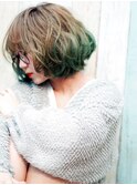 スモーキーベージュ+毛先グリーン+揺るボブ