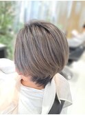 前下がりショートのツートーンシルバー