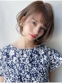 大人可愛いハイトーンベージュ前下がりショートボブ◎
