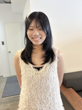 シー.(SHE.) 【SHE.】レイヤーカット/地毛風カラー/ブラック/透明感