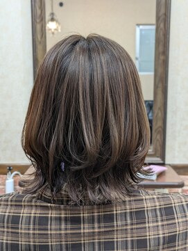 レイヤーカット／外ハネミディアム／くびれ