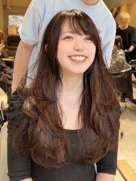 ティア(Tia.) （ロングレイヤーカット/内巻きワンカール/前髪/小顔）