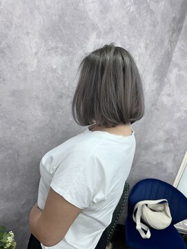 アンティア小作(ANT‘IA) バレイヤージュカラー。艶ボブ