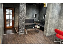 美よう亭髪家の雰囲気（赤いイスが印象的な、オシャレな店内♪）