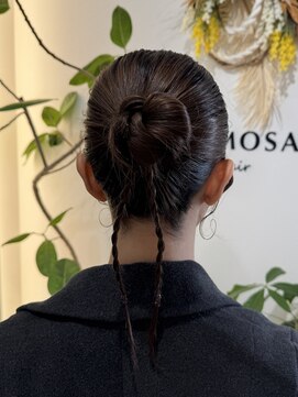 タイトシニヨン × ツイン編みアレンジ