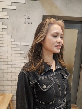 イット(it.) it. YUI ケアブリーチ フェイスフレーミング ホワイトベージュ