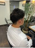 ナチュラルパーマアップバング短髪ツーブロック刈り上げ