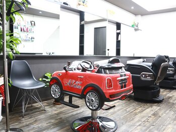 バーバーアレーズ(Barber A l aise)の写真/気さくにお話しできるオーナーの人柄が魅力◎お子様用のカーチェアあり☆楽しいサロンタイムを過ごせる♪