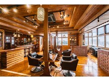 シリー 浦添店(SILLY)の雰囲気（木を貴重とした温もりある店内）