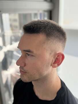 メグロバーバーショップロッポンギ 目黒六(MEGURO BARBER SHOP 6PPONGI) 25mm坊主フェード