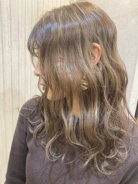 ヘアーサロン キー(Key) ハイライトゆる巻きウェーブ♪ライトシルバーバレイヤージュ