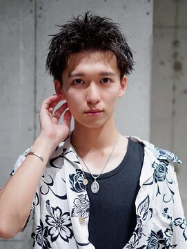 ライラ(Lyla) 菱形シルエットの襟足を残したスパイキーショート