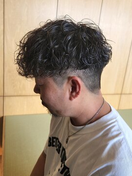 ニアウ 伊勢崎連取店(Niau) 刈り上げショートパーマスペインカールフェード