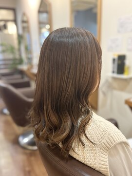 フリージア(freesia) 艶髪/ふんわりミディアム/ニュアンスカラー/30代40代50代