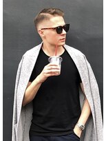 ザマンリバレッジニューヨーク(THE MAN LeverageNewYork)&nbsp;大人海外七三サイドパートスキンフェード：尾上　雄輝