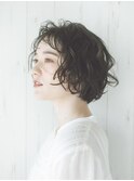 ショートボブ　ナチュラル　パーマ　眉上バング