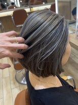 オリーブスバイネオリーブ(Olive's by neolive)&nbsp;イメチェン_ホワイトブロンド_外ハネボブ_美髪_ワイドバング