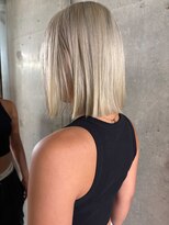 ランド(LAND)&nbsp;ホワイトベージュ　長めボブ　ハイトーン