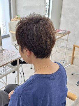 レヴィア(REVIA) 白髪ぼかし脱白髪染めミルクティーベージュショートボブ