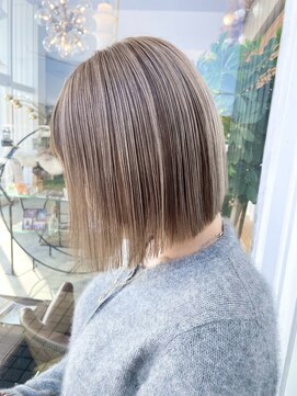 ロマーリ(LOMARLIE) 透明感ミルクティーベージュ_似合わせ切りっぱなし