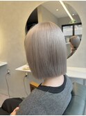ホワイトグレージュ×切りっぱなしボブ