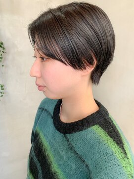 テトヘアー(teto hair) ハンサムショート、センターパート、ブルーブラック