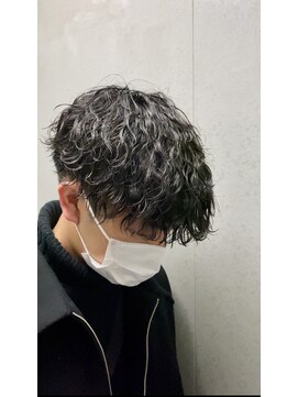 エルオム(EL.HOMME) 波巻きパーマ／刈り上げ高めマッシュ
