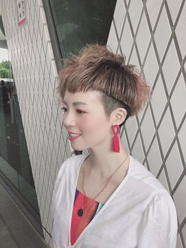 あさひ 個性を出して楽しむアシンメトリーショートの刈り上げ女子