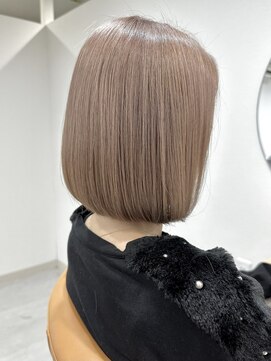 イト(ito.) 白髪活かしシアーベージュボブ_ハッシュカット_フルバング