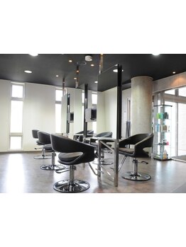 落ち着いた雰囲気でゆったりと♪一人ひとりと丁寧に向き合うプライベート空間で理想の仕上がりに導きます！