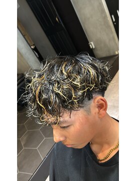 ラグシス ザ バックルーム(LUXIS THE BACK ROOM) スペインカール風ハイライトパーマ【立川/メンズ】