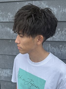 ヒュイル バイ ニアウ(Hwyl by Niau) メンズマッシュパーマニュアンスパーマツイストパーマ刈り上げ